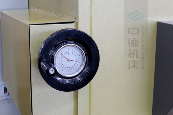 ZDG-632刀片間隙調(diào)節(jié)裝置，設(shè)置在機(jī)架前面，并有刻度顯示，調(diào)節(jié)方便.jpg