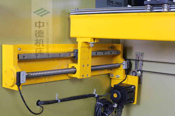 ZDPK-10032X軸配有滾珠絲桿及直線導(dǎo)軌，大功率伺服電機(jī)，鋼絲同步帶，能顯著提升X軸定位精度及速度