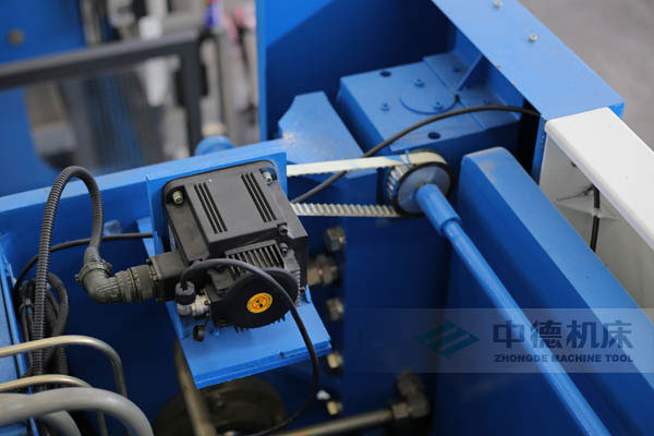 ZDPK-10032配有Y軸伺服定位功能，能精確有效提高Y軸精度，并使工作效率明顯提高