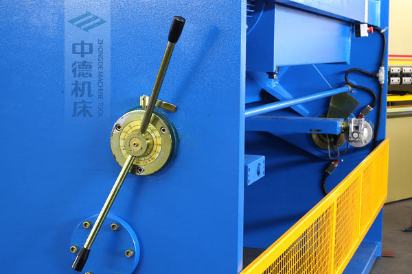 ZDS-1632剪板機(jī)刀片間隙手動調(diào)節(jié)器，刻度清淅，調(diào)節(jié)省力又簡便.jpg